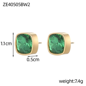 Details von 1,1 cm quadratischen grünen Kristallohrringen mit 18K Goldbeschichtung