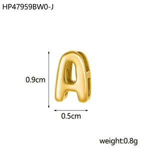 Détail du pendentif lettre A plaqué or 18K de 0,9 cm de haut et 0,5 cm de large