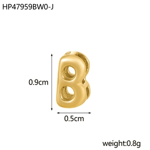 Vue détaillée de la perle creuse lettre B plaquée or 18K, dimensions 0,9cm par 0,5cm