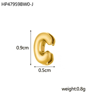 Paramètres de taille détaillés d'un ear cuff en forme de C plaqué or 18K avec dimensions