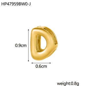 Vue macro détaillée du pendentif lettre D plaqué or 18 carats avec taille 0,9cm et poids de 0,8g