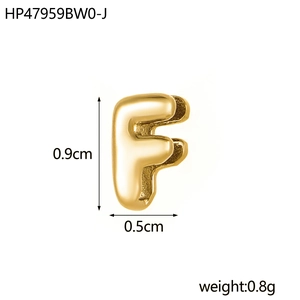Détail macro du pendentif lettre F creux en 3D doré avec dimensions et mesures de poids