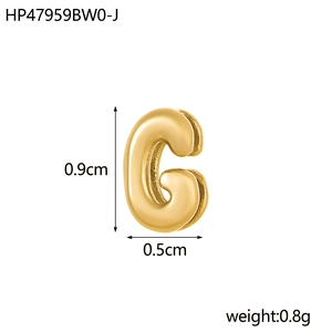 Gros plan du pendentif lettre G en plaqué or 18K poli avec dimensions précises