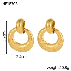Dettaglio orecchini ovali intrecciati dorati con misure di 3,2 cm di altezza e 2,4 cm larghezza