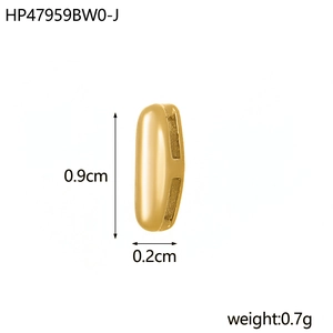 Vue macro d'un accessoire de pendentif ovale plaqué or 18K de 0,9 cm de hauteur