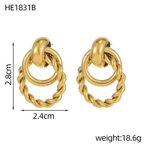Dettaglio orecchini ovali intrecciati color oro con specifiche di misura e peso