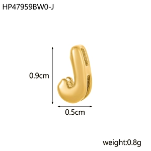 Vue détaillée d'un pendentif lettre J plaqué or 18 carats de 0,9cm et pesant 0,8g
