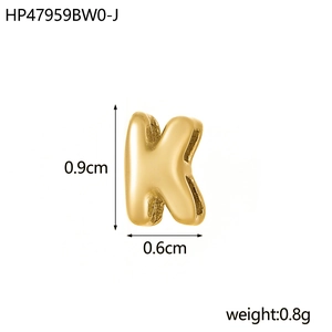 Vue détaillée du pendentif lettre K creuse plaqué or 18K montrant la hauteur 0,9cm