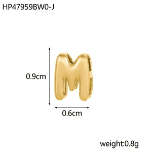 Détail du pendentif lettre M évidé plaqué or 18K avec dimensions et poids du produit