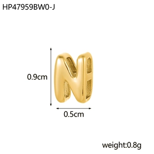 Vue détaillée du pendentif lettre N bulle plaqué or 18K, hauteur 0,9 cm et largeur 0,5 cm