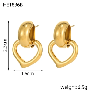 Dettaglio di orecchini a cuore in acciaio placcato oro, altezza 2,3 cm e larghezza 1,6 cm