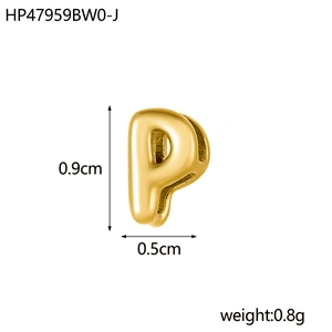 Détail macro du pendentif lettre P ajouré plaqué or 18K pour la création de bijoux
