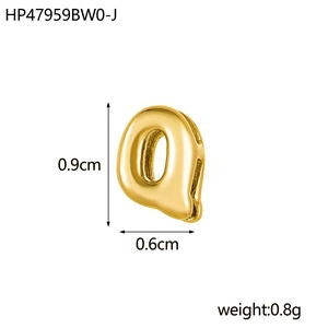 Vue détaillée du pendentif lettre Q plaqué or 18 carats avec dimensions de 0,9 cm
