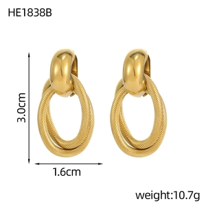 Dettaglio orecchini a cerchio dorati con dimensioni di 3,0 cm e peso di 10,7 g