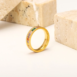 Bague large en acier inoxydable doré ornée de zircons colorés effet arc-en-ciel vibrant