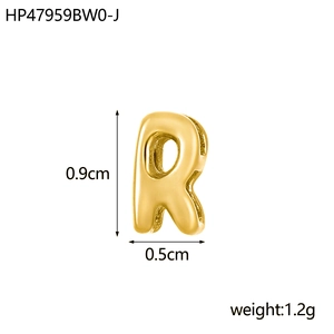 Dimensions du pendentif lettre R plaqué or 18K: hauteur 0,9 cm et poids 1,2 g en détail