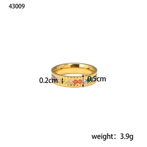 Macro de la bague en acier doré avec zircon arc-en-ciel et détails de texture pointillés