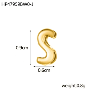 Vue détaillée du pendentif lettre S plaqué or 18 carats avec mesure de 0,9 cm de haut