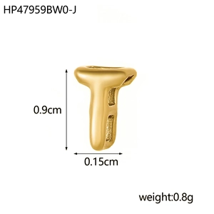 Détail macro du pendentif lettre T plaqué or 18K avec dimensions 0,9cm et trou de 0,15cm