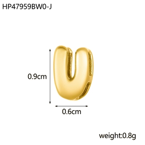 Vue macro du pendentif lettre U creuse plaqué or 18K avec dimensions 0,9cm x 0,6cm