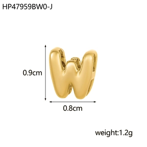 Gros plan d'un pendentif lettre W creux plaqué or 18K avec finition polie brillante