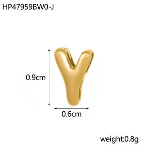 Vue macro du pendentif lettre Y plaqué or 18K montrant la hauteur de 0,9 cm et 0,6 cm