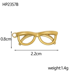 Detailed close-up of a 22mm vintage spectacle-shaped gold pendant with dimensions