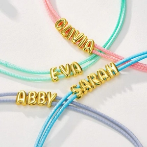 Bracelets personnalisés avec lettres creuses plaquées or 18 carats et cordons colorés