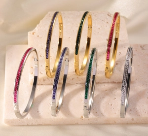 Detail von eleganten 18K vergoldeten Edelstahlarmbändern mit bunten quadratischen Zirkonia