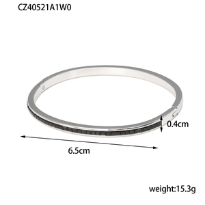 Poliertes Silberarmband mit schwarzen Steinen, 6,5 cm Innendurchmesser und 0,4 cm Breite