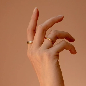 Polierte minimalistische goldene und silberne Stapelringe für Damen an der Hand