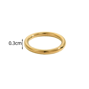 Detailansicht des 3mm breiten polierten goldfarbenen Edelstahlrings mit 0.3cm Breite