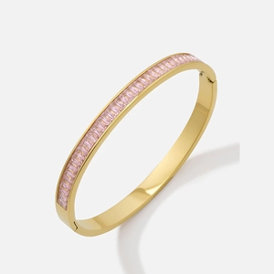 Goldenes Edelstahl-Manschettenarmband mit einer Reihe rosafarbener Kristalle