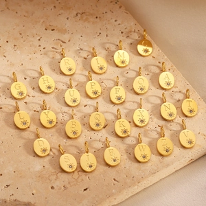Ovaler PVD-vergoldeter Edelstahl-Initialanhänger mit Stern und Zirkonia-Inlay