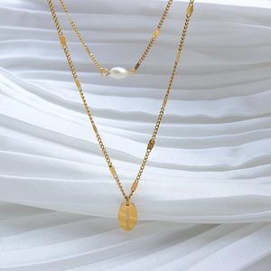 Collar de doble capa chapado en oro 18K con perla y colgante ovalado 'HAND MADE'