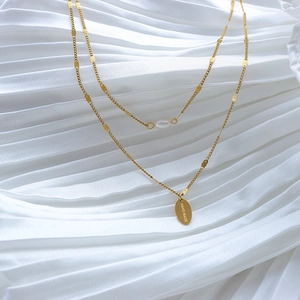 Collar de doble capa en acero de titanio chapado en oro de 18K con perla y colgante