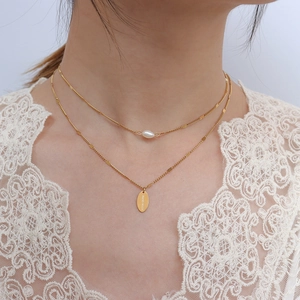 Collar de doble capa en acero inoxidable chapado en oro de 18K con perla y colgante