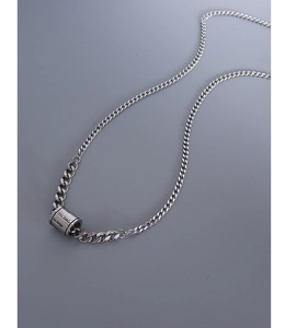 Détail de la chaîne à maillons argentée avec pendentif cylindrique gravé pour femmes