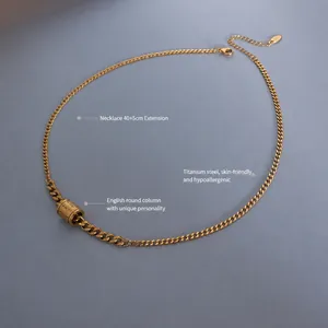 Collier chaîne gourmette en acier titane doré avec pendentif cylindrique gravé de 40cm