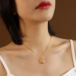 Collar dorado de estilo francés con colgante ovalado irregular hueco para mujer