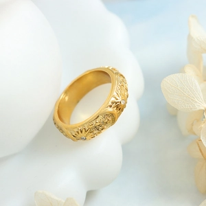 Bague rétro thaïlandaise en or avec gravure soleil lune et pierres de zircon