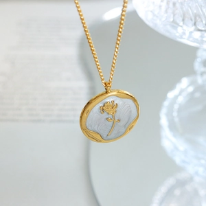 Vintage-Halskette mit Rosenanhänger aus Gold-Titanstahl und eleganter Emaille