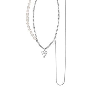 Collier asymétrique en perles et chaîne argentée avec un pendentif cœur poli en 3D