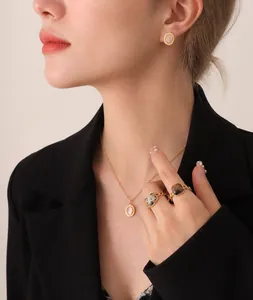 Set aus Retro-Halskette und Ohrringen mit Katzenaugenstein, am Model präsentiert