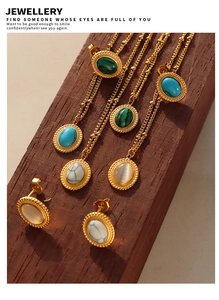 Detailansicht von Vintage-Schmucksets mit Katzenaugensteinen auf einer Holzoberfläche