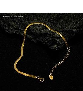 Detalle de tobillera de cadena de serpiente bañada en oro 18K con cierre langosta
