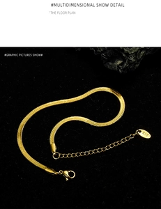 Detalle de la tobillera de cadena de serpiente plana bañada en oro 18K con cierre y sello K18