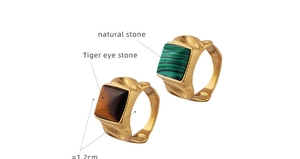 Makroansicht goldener Vintage-Ringe mit 1,2cm Tigerauge-Stein und grünen Malachit-Inlays