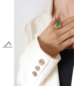 Detail eines Vintage-Ringes aus Edelstahl mit Tigerauge-Stein am Finger des Models gezeigt