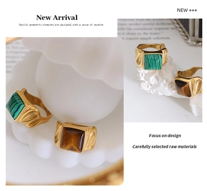 Nahaufnahme goldener Edelstahlringe mit Tigerauge und Malachit im Vintage-Stil